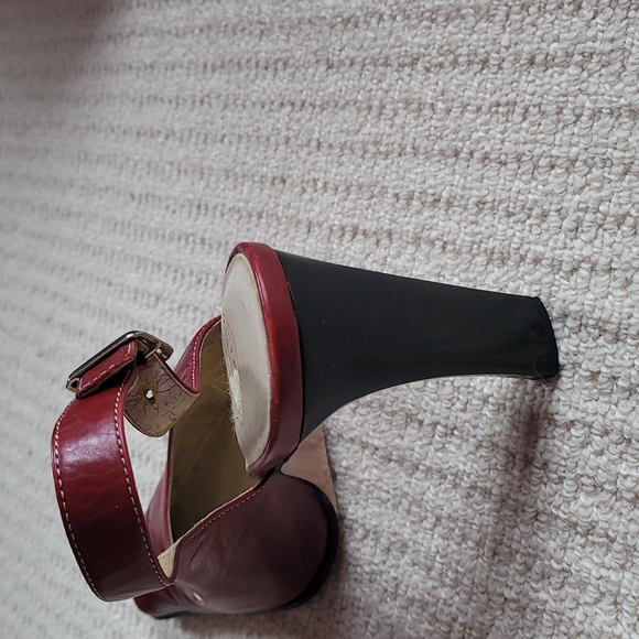 Burgundy pointy toe heals - Picture 3 of 6